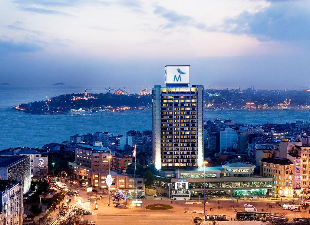 伊斯坦布尔塔克西姆马尔马拉酒店的一座高大的建筑,上面有标志
