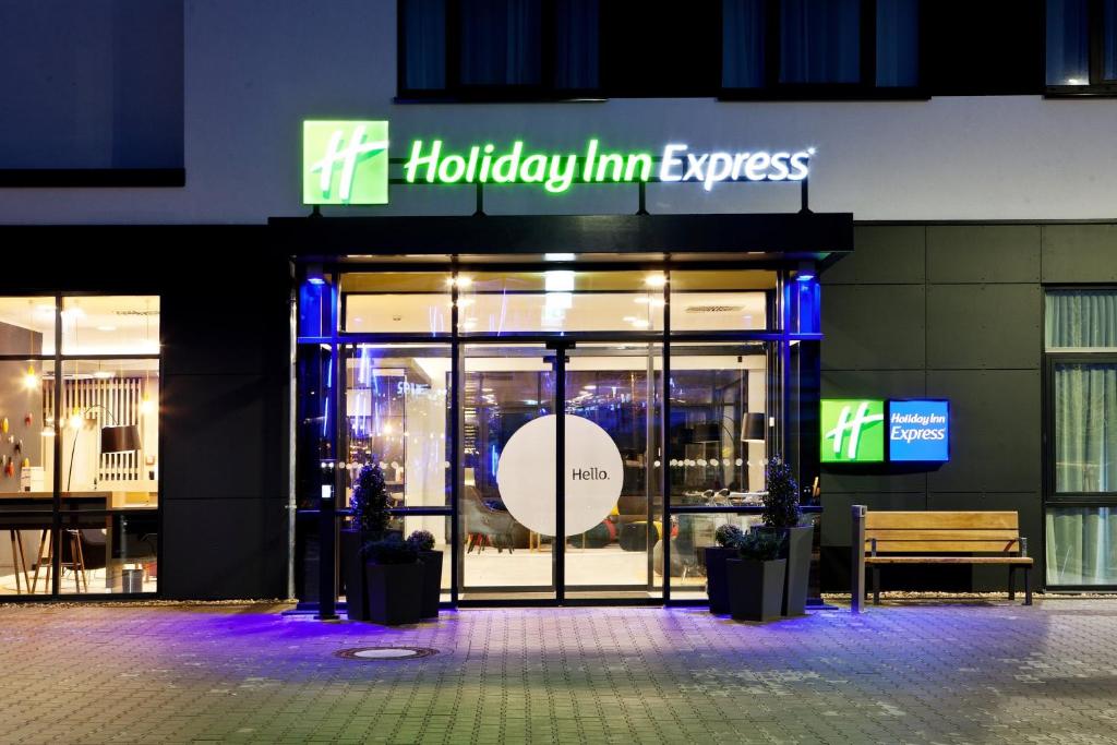 凯撒斯劳滕Holiday Inn Express - Kaiserslautern, an IHG Hotel的商店前方有阅读度假旅馆特快的标志