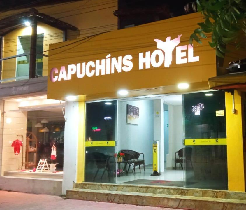 塞古罗港卷尾猴酒店的一间有标志的卡鲁提尼斯酒店前的商店