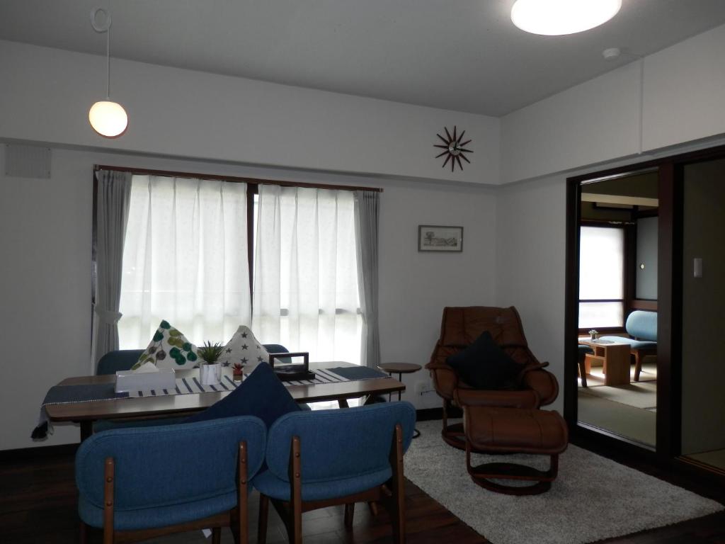 札幌Maple Sumikawa #201的客厅配有桌椅
