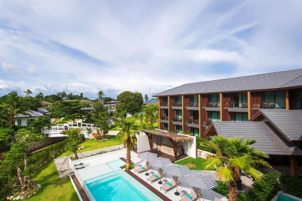 查汶The Canale Samui Resort - SHA Extra Plus的享有带游泳池的度假村的空中景致