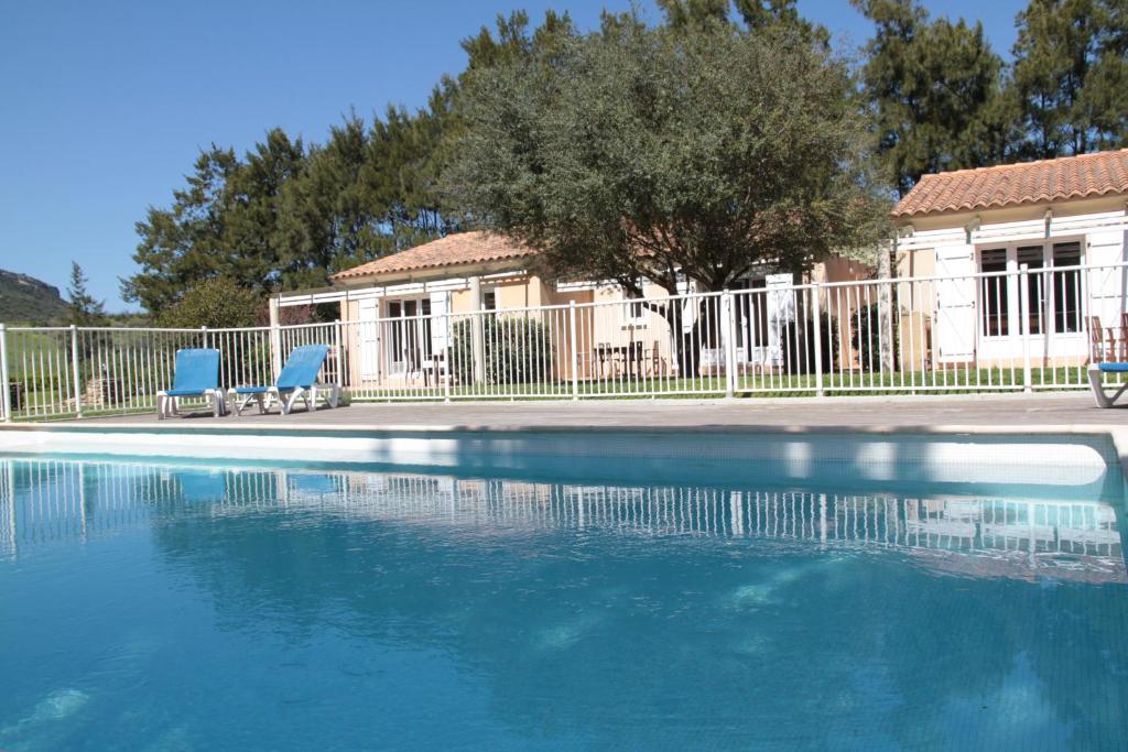 帕特里莫尼奥莱斯四风别墅的一个带2把蓝色椅子的游泳池