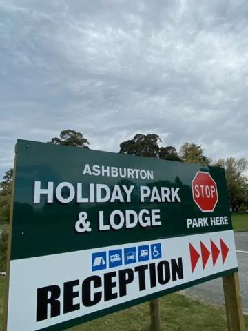 阿什伯顿Ashburton Holiday Park的假日公园和小屋的标志