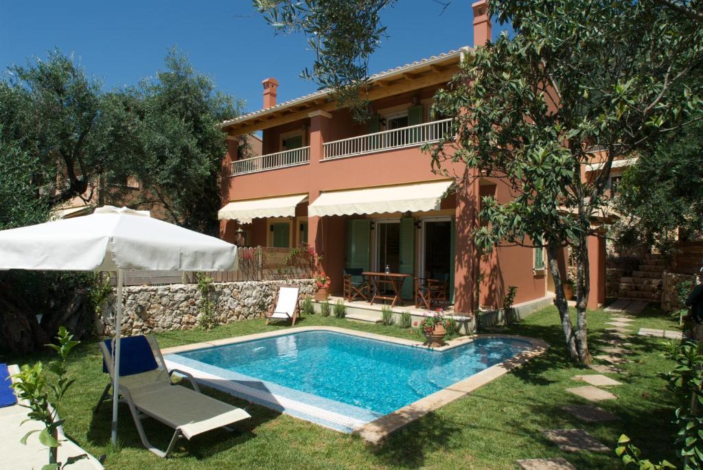 巴尔巴蒂La Riviera Barbati Seaside Apartments & villas的别墅前设有游泳池