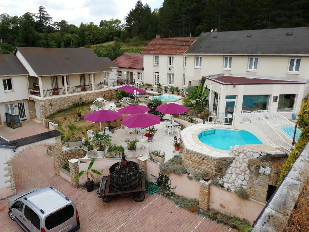 萨维尼莱博恩路德酒店的享有带游泳池和遮阳伞的房屋的空中景致