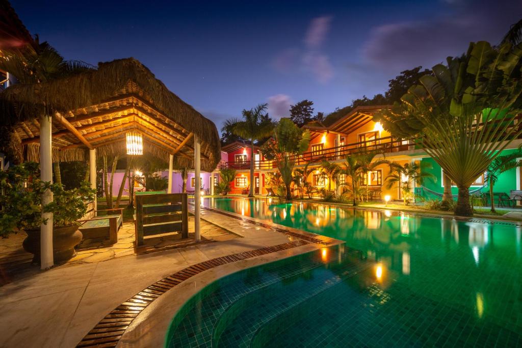 塞古罗港Capoeira Village的度假村的游泳池