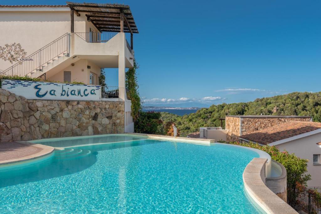 巴哈撒丁岛伊亚比安卡公寓酒店的景观别墅内的游泳池