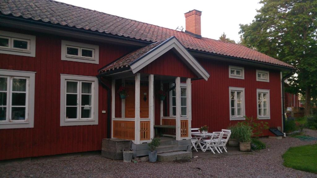 HedemoraRöda stugan的前面有一张桌子和椅子的红色房子