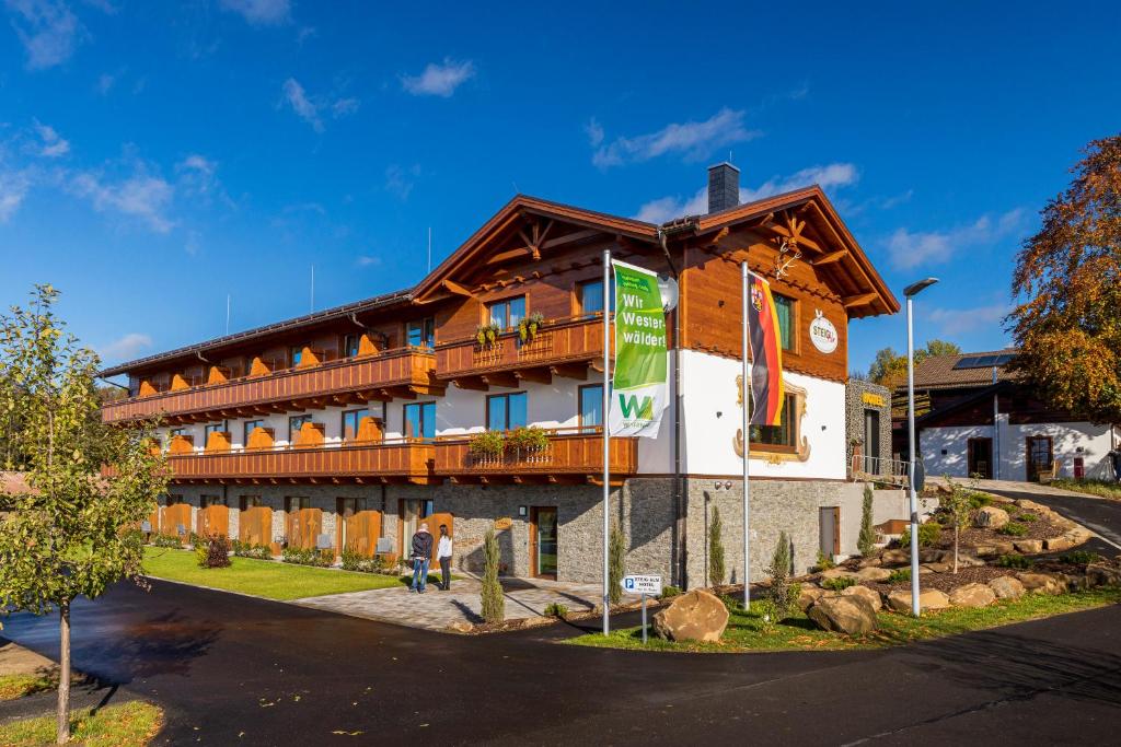 巴特马林贝格Steig-Alm Hotel Superior的一座带木屋顶的大型建筑