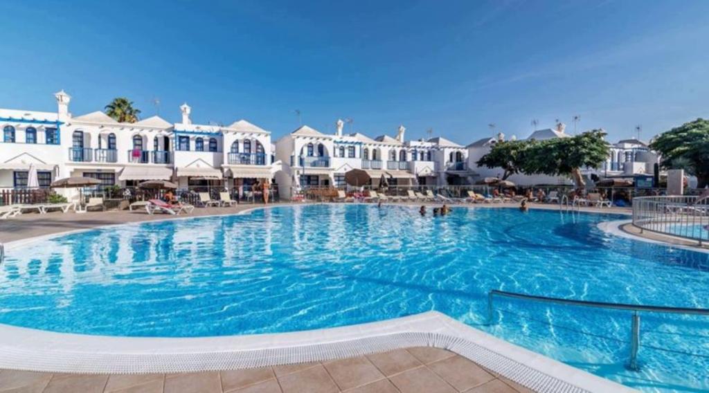 马斯帕洛马斯PLAYMAR TROPICAL的度假村内一个蓝色的大泳池