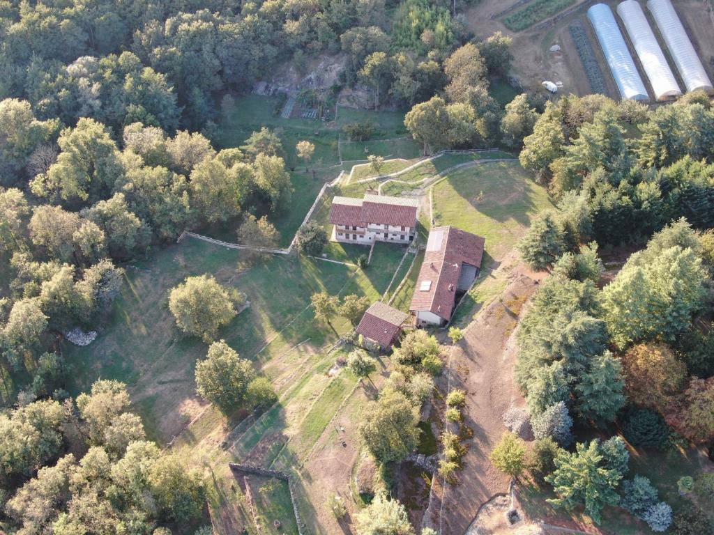 查维然诺Residenza di Campagna的享有农场的空中景色,拥有房子和树木
