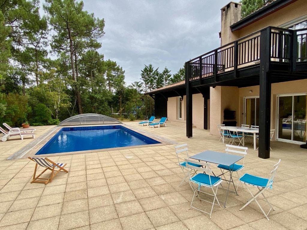 Spacious villa with huge pool in quiet location close beach内部或周边的泳池