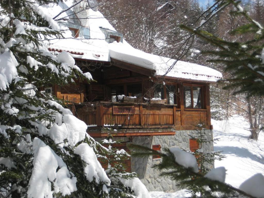 科帕奥尼克Guesthouse Šejn的小木屋的顶部有雪