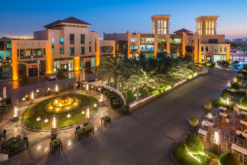 利雅德Al Mashreq Boutique Hotel的夜晚城市的空中景观