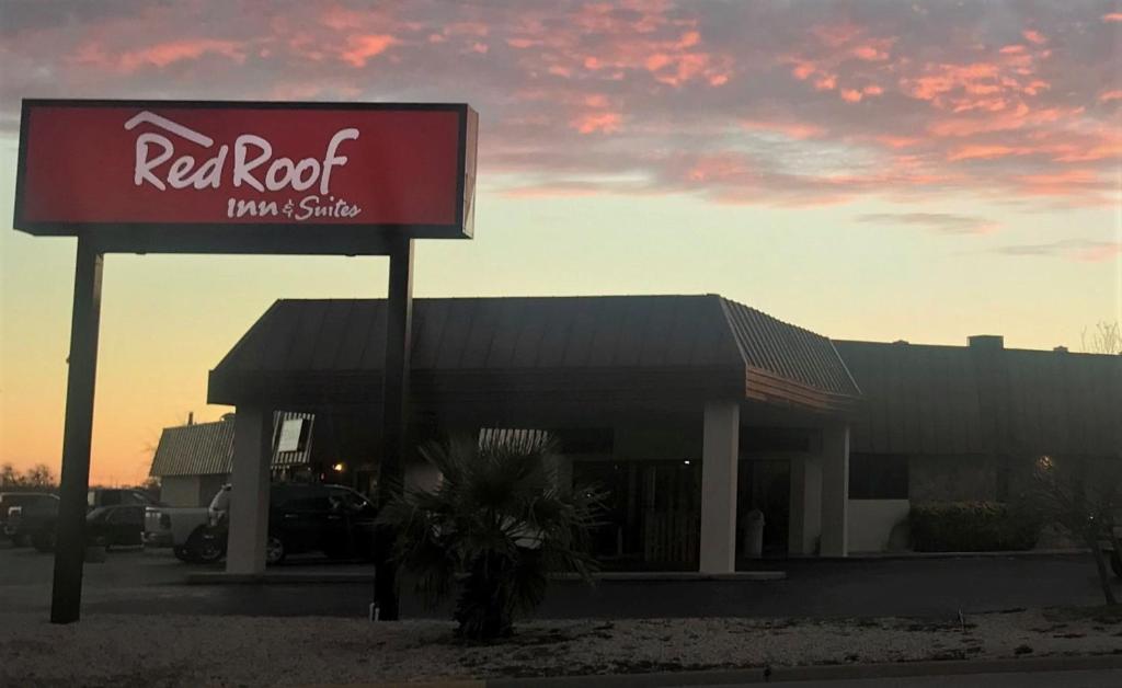 圣安吉洛Red Roof Inn & Suites San Angelo的餐厅的前方的红白标志