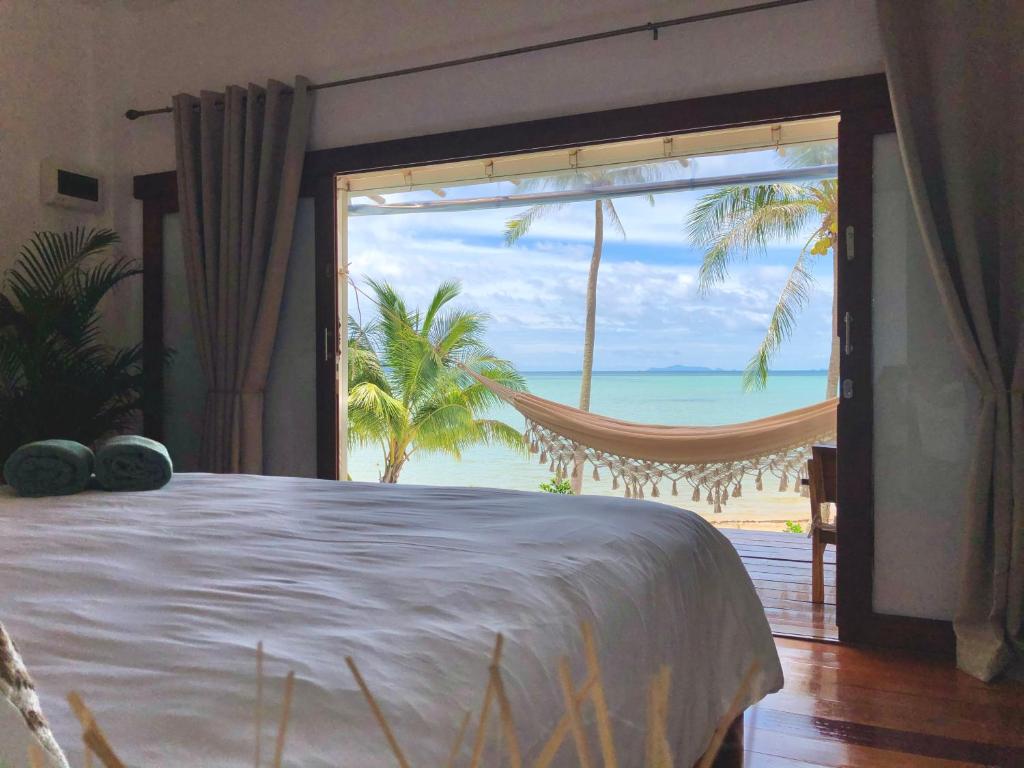 西塔努Mangata Boutique Bungalows的一间卧室配有一张床,享有海景