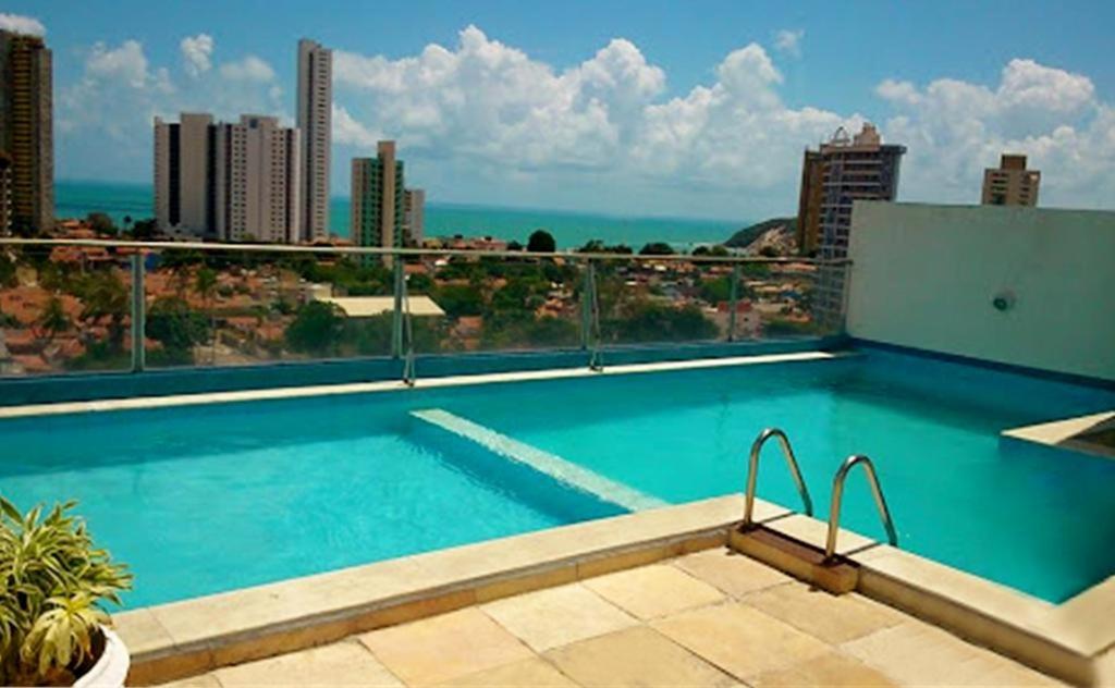 纳塔尔Ana marinho flat 702的建筑物屋顶上的游泳池