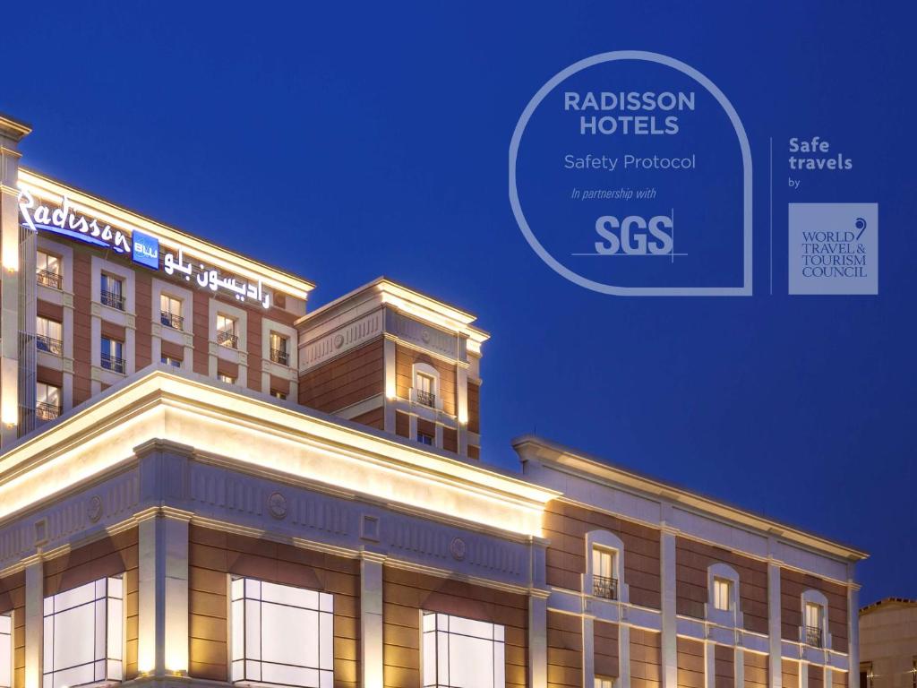 吉达Radisson Blu Hotel, Jeddah Al Salam的带有读取辐射的酒店安全协议标志的建筑