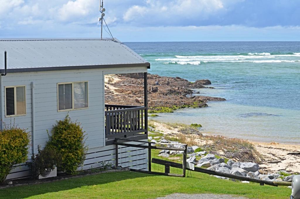 图洛斯海德Tuross Beach Cabins & Campsites的房屋设有俯瞰大海的阳台