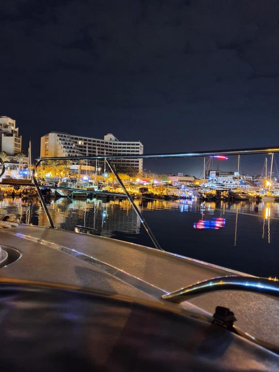 埃拉特红海船屋的港口与城市的夜间景观