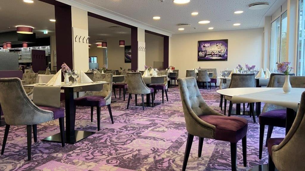 阿波尔达施洛斯阿伯达酒店的餐厅内带桌椅的用餐室