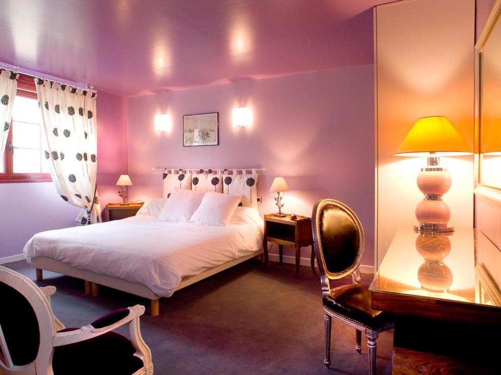 伊苏丹HOTEL LA COGNETTE A 25 Kilomètres de Châteauroux et 30 Kilomètres de Bourges的卧室配有白色的床和2把椅子