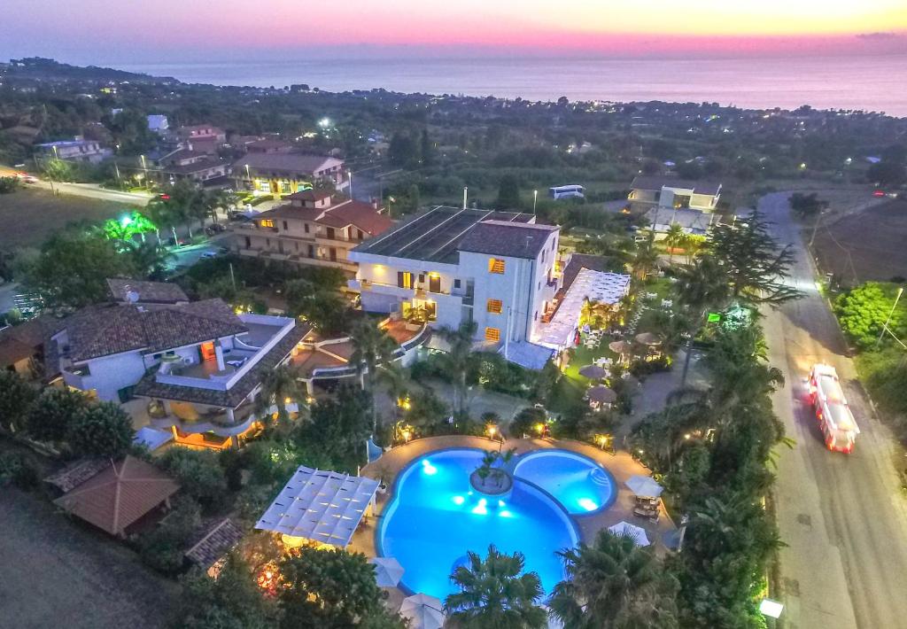 梵蒂冈角卡拉布里亚拉布索拉酒店的享有带游泳池的房屋的空中景致