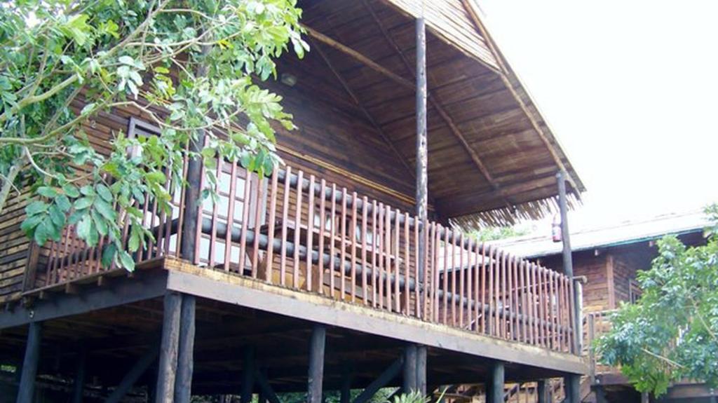 蓬塔杜欧鲁MOZBEVOK Coconut View Resort的树屋上的大型木甲板