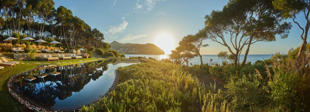 坎亚梅尔Pleta de Mar, Grand Luxury Hotel by Nature - Adults Only的享有度假村游泳池的景致