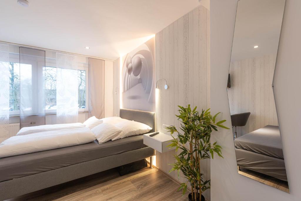 勒沃库森Messe-Hotelzimmer-Einzimmerappartement的一间卧室设有一张床和一个窗口