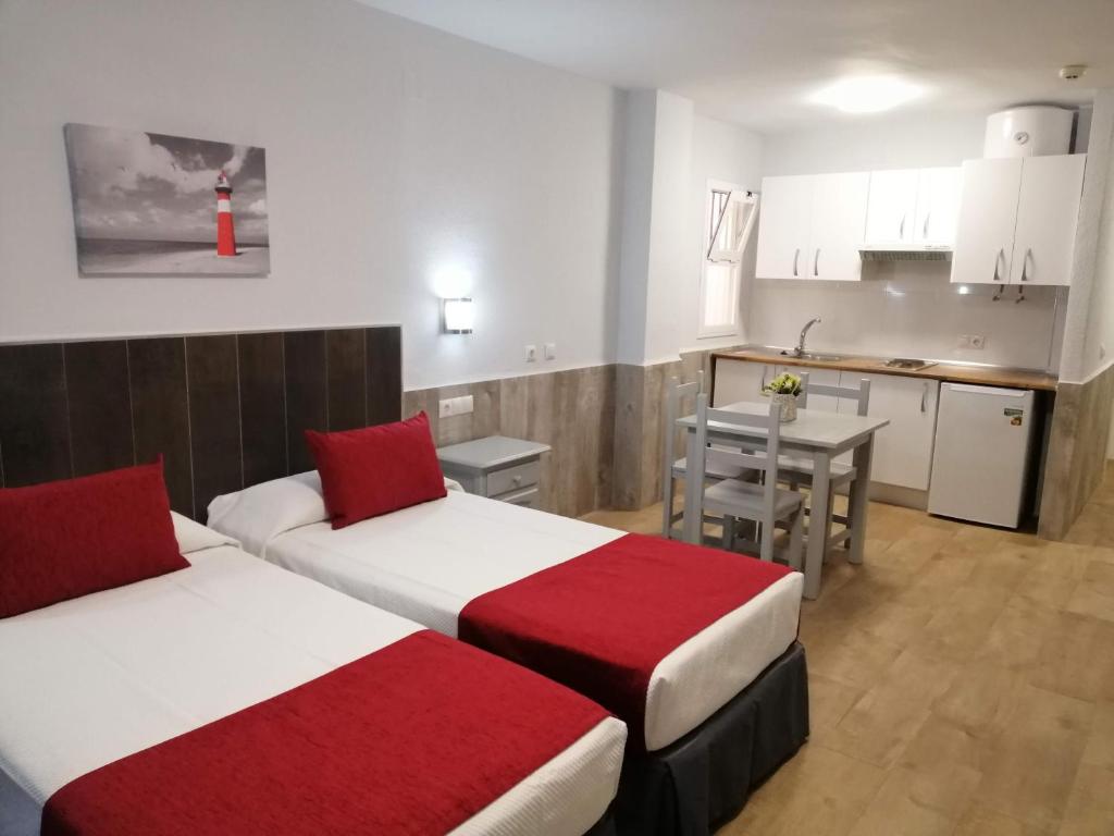 塞维利亚南门公寓的酒店客房带两张床和厨房
