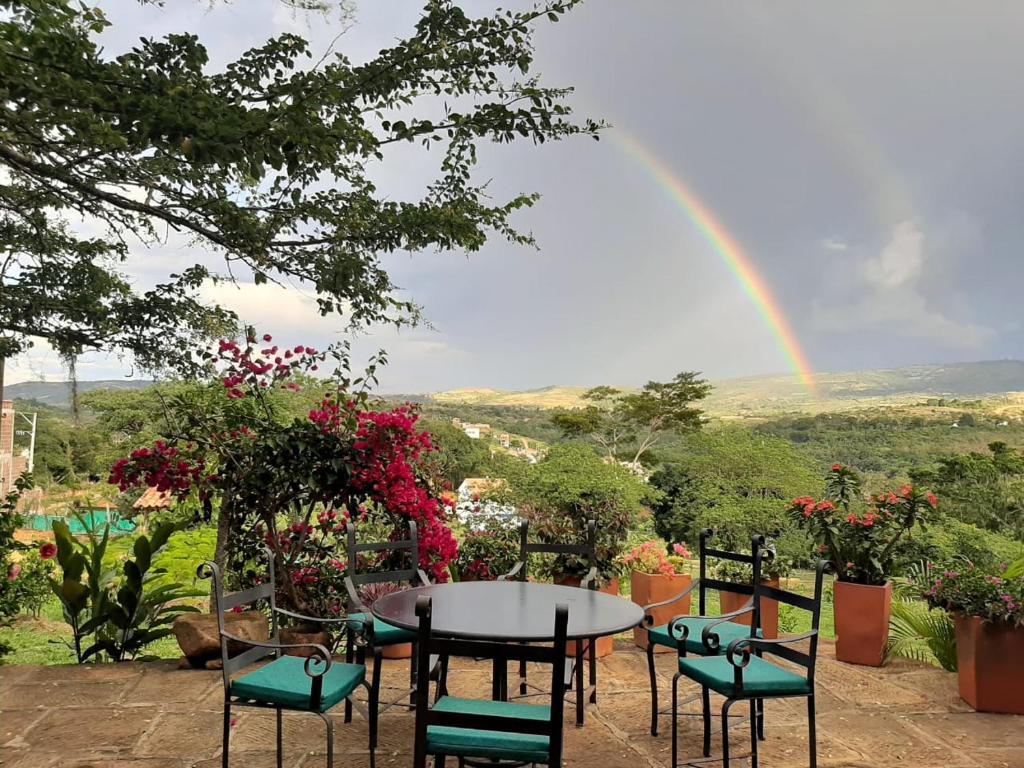 巴里查拉阿特波利斯酒店的一张桌子和椅子,后面有彩虹