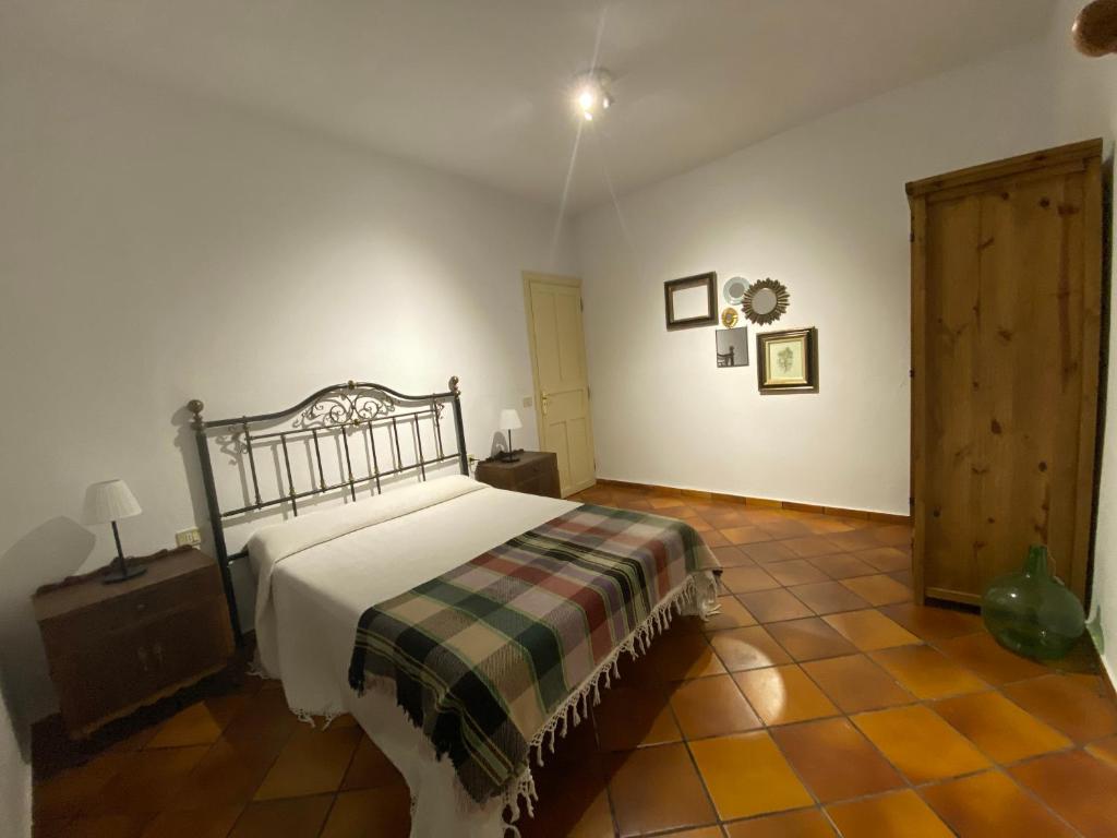 比拉夫洛尔La Casa de Vilaflor的卧室配有1张床,铺有瓷砖地板。