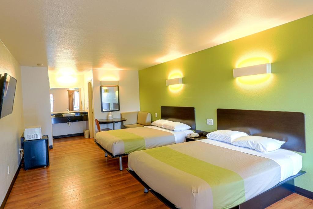 朗维尤Motel 6-Longview, TX - North的酒店客房带两张床和厨房