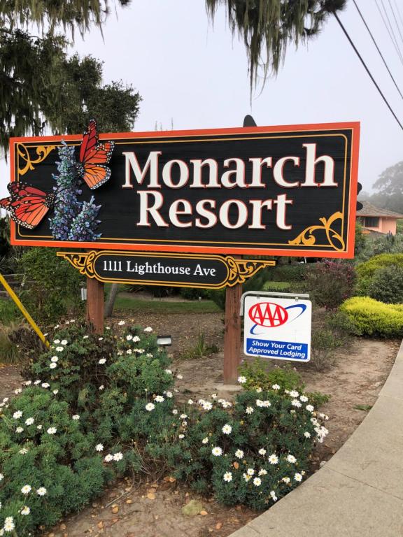 太平洋丛林莫纳科度假酒店的鲜花盛开的摩天天天翁度假胜地的标志
