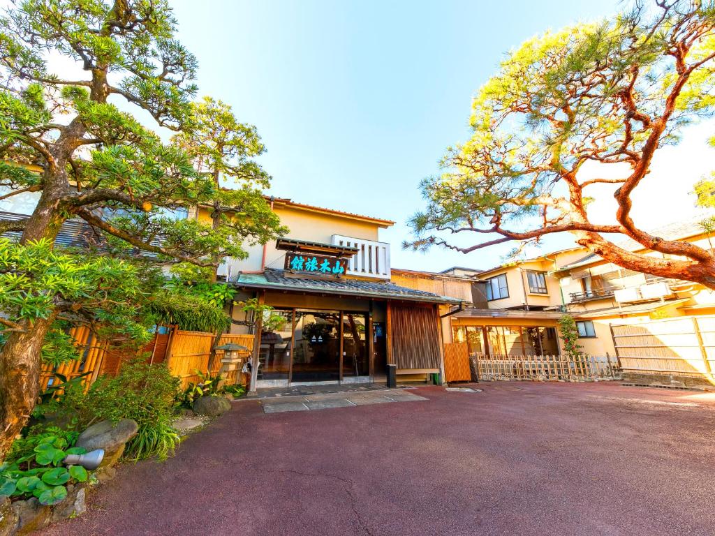 热海热海温泉山木日式旅馆的前面有车道的房子