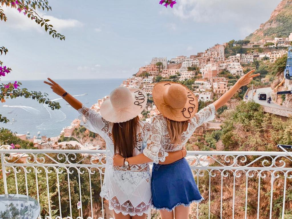 波西塔诺Santiago vacation home in Positano的两个女孩站在一个市景阳台