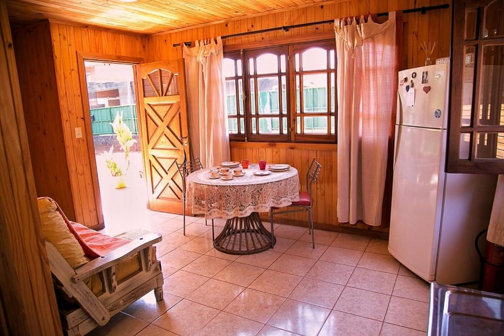 伊瓜苏港FRIDA的厨房配有桌子和冰箱