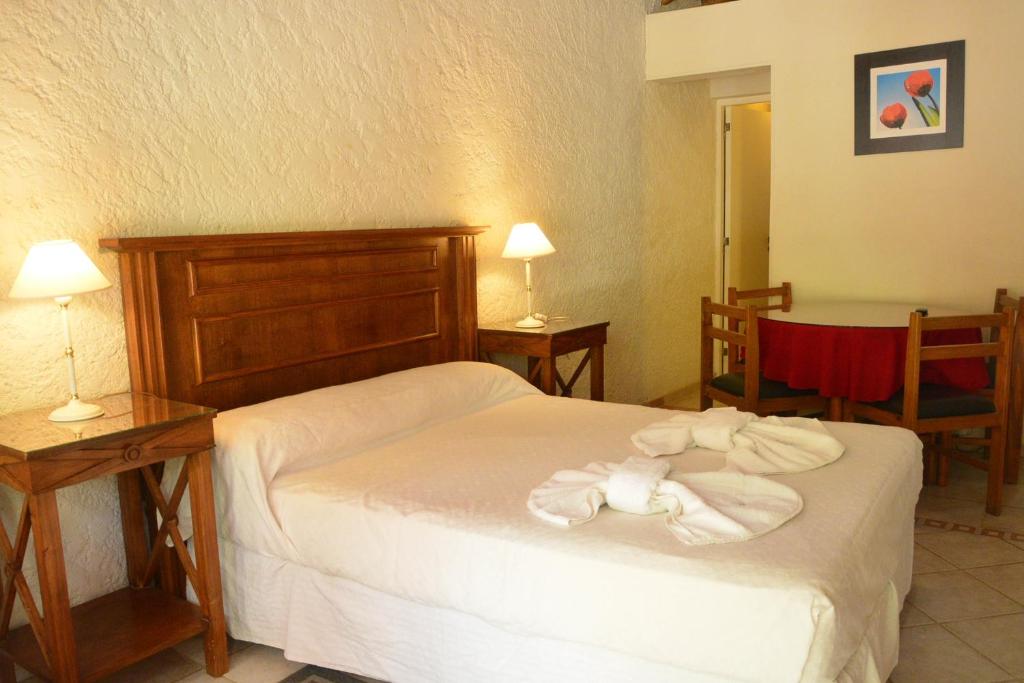 圣拉斐尔塞斯马卡瓦尼亚斯山林小屋的酒店客房,配有带毛巾的床