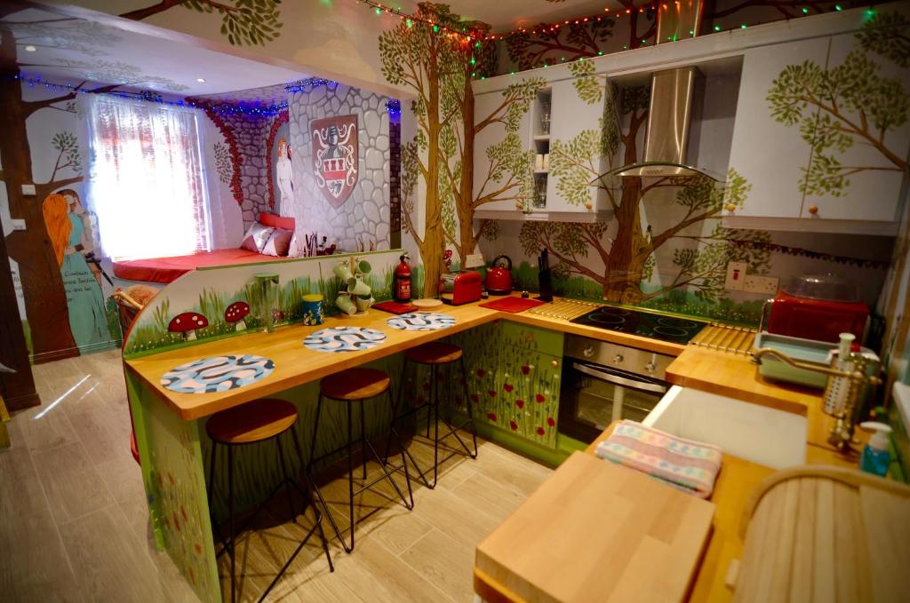 贝尔法斯特Princess Becfola fairytale cottage的厨房配有绿色橱柜和台面