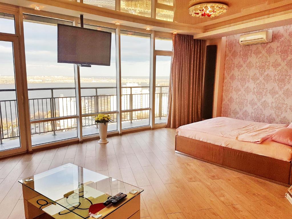 第聂伯罗Best Apartments in Most City, River View的一间卧室设有一张床、一台电视和窗户。