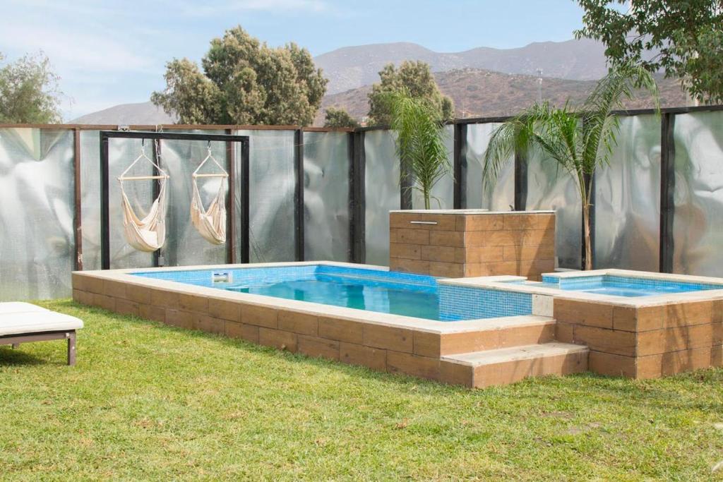 瓜达鲁佩镇La Finca de Vane的庭院里的一个大型游泳池