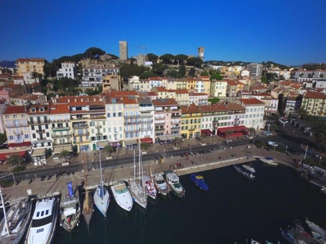 戛纳Cannes Old Port, Seafront & Seaview , fast wifi, best AC的一群船停靠在港口