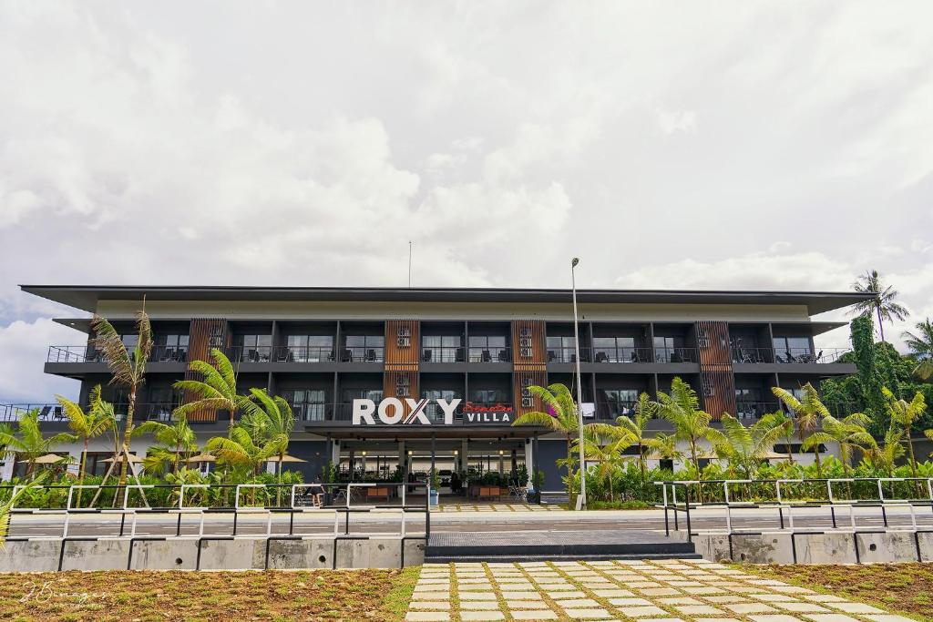 SematanRoxy Sematan & Telok Serabang的前面有一间罗利酒店