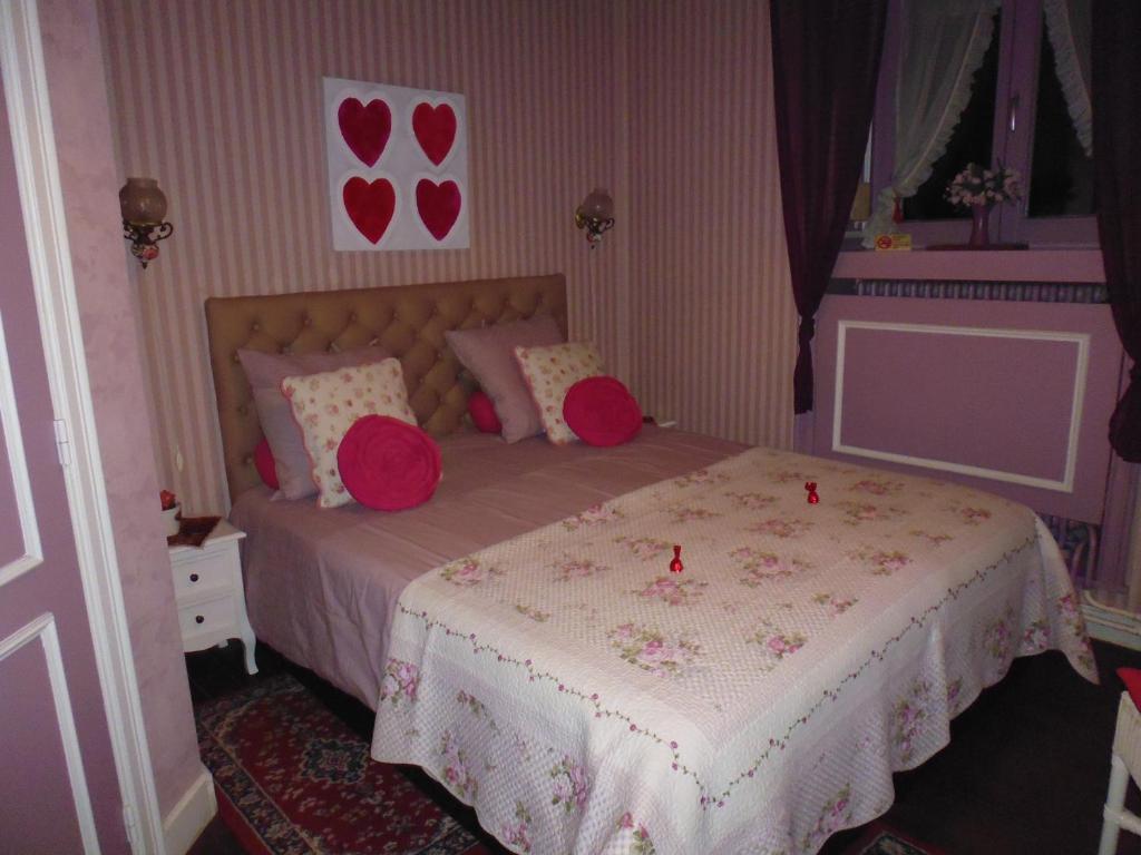 布鲁日德费弛舒连民宿的一间卧室配有一张带红色枕头的床
