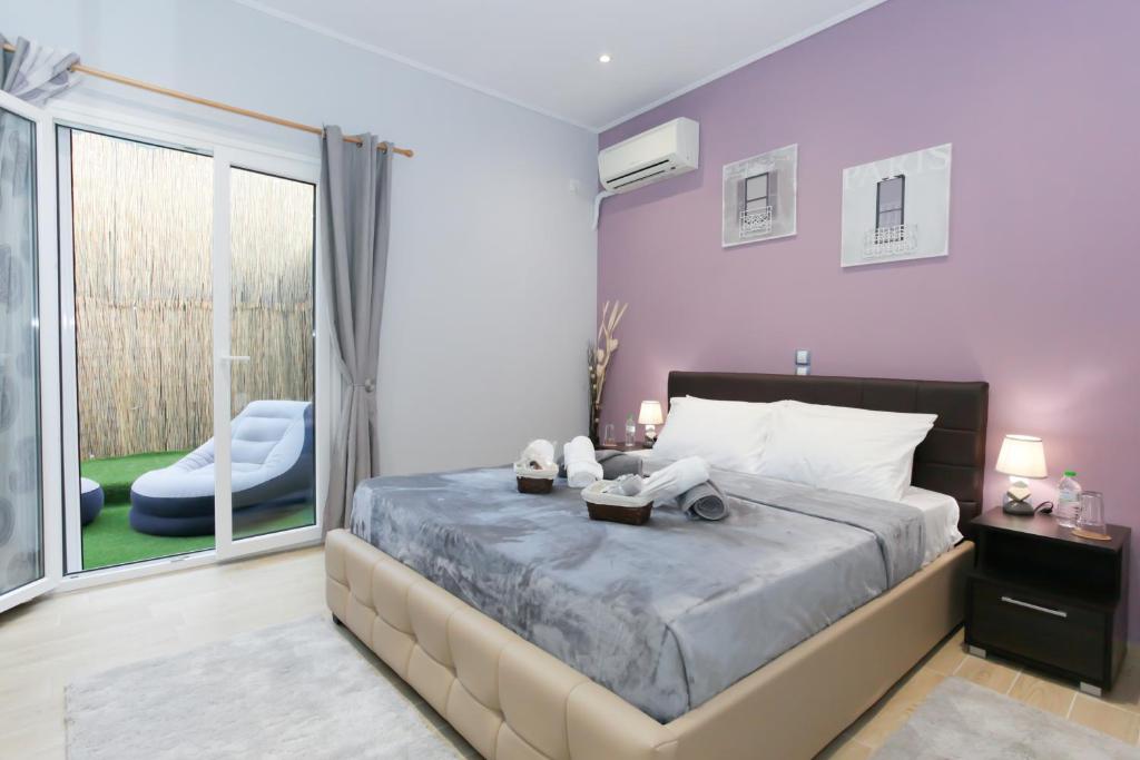 雅典Athens OwlCity的一间卧室设有一张紫色墙壁的大床