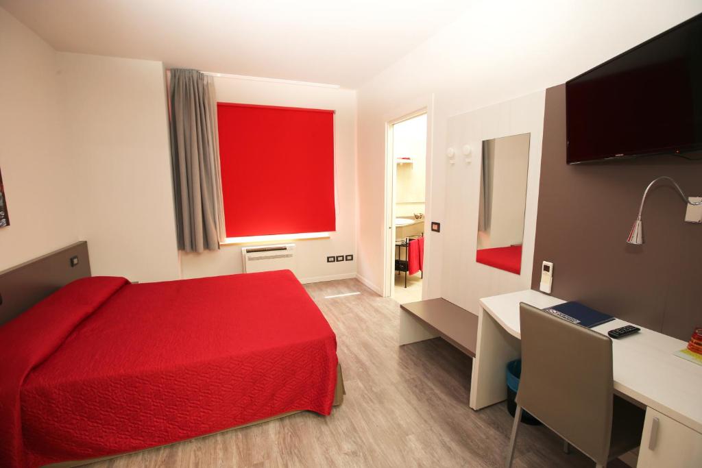 多索博诺艾桑提住宿加早餐旅馆的酒店客房配有红色的床和书桌