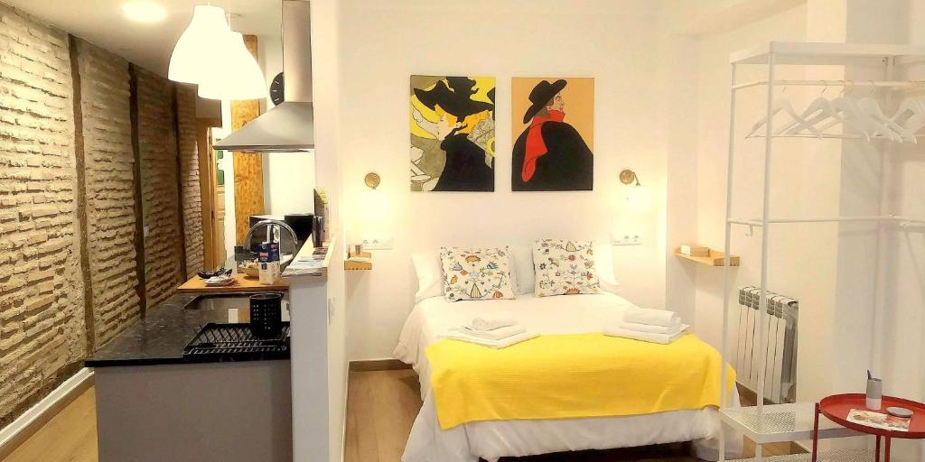 洛格罗尼奥Casa Eladia的一间小卧室,房间内设有一张黄色的床