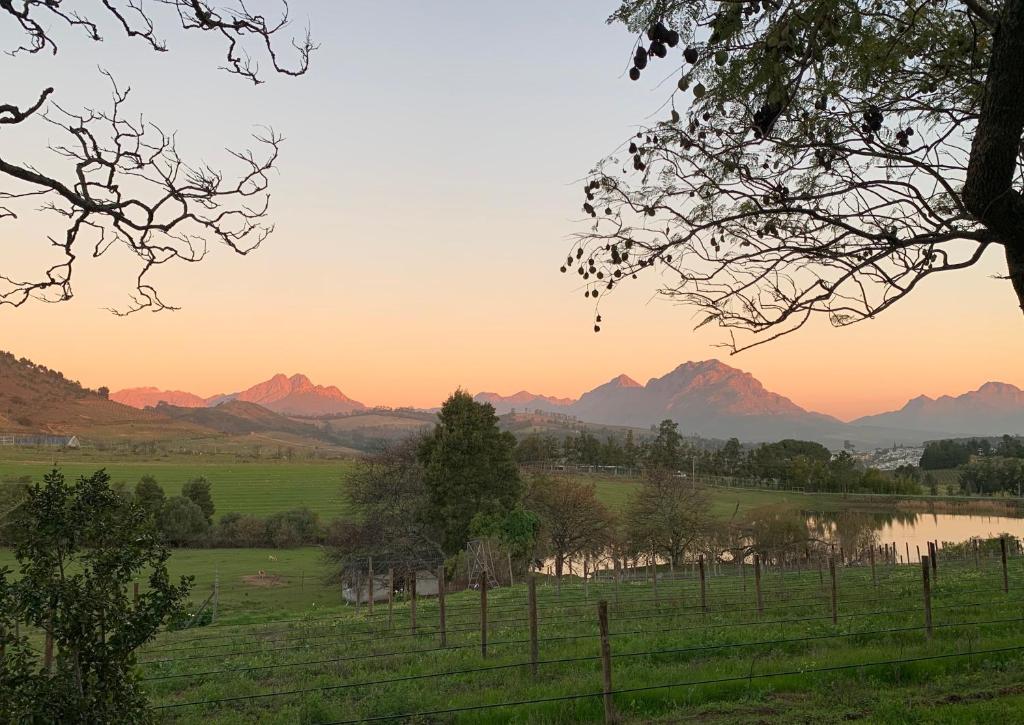 斯泰伦博斯Wildlife Retreat on a Wine-Farm的河山地的日落