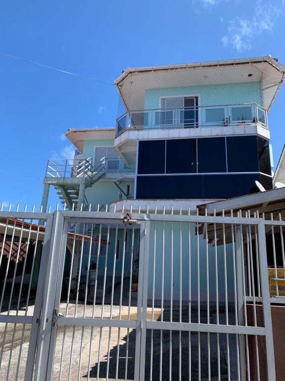 弗洛里亚诺波利斯Apartamento na Praia dos Ingleses的白色门和蓝色建筑的房子